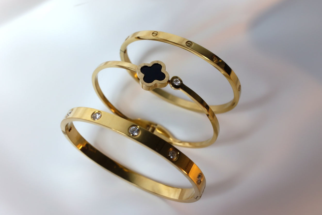 Luxury Black Onyx Clover Bangle – 18K Gold Plated Designer-Inspired Cuff