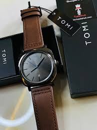 Square-Curved Luxury Quartz Watch with Textured Leather Strap